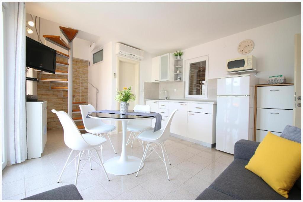 Apartment Karmela Примоштен Экстерьер фото
