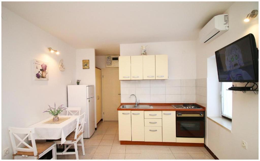 Apartment Karmela Примоштен Экстерьер фото