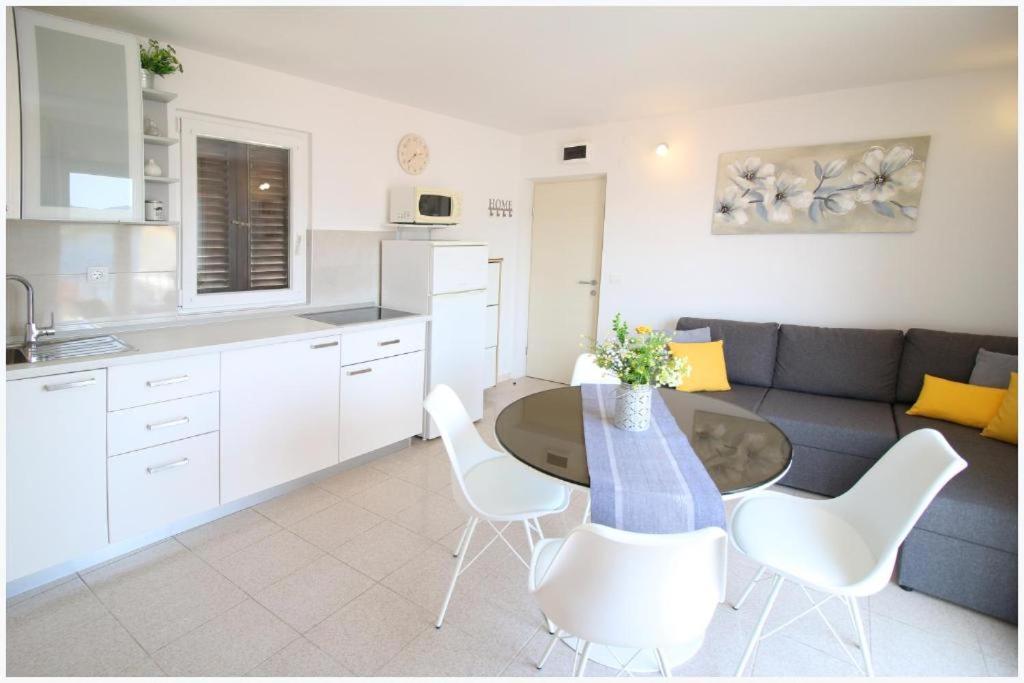 Apartment Karmela Примоштен Экстерьер фото